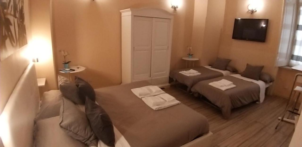 Da Polly A Piazza Amedeo Couette-café Naples